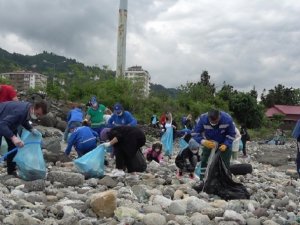 Rizeliler Dünya Çevre Günü kapsamında sahili baştan aşağı temizlediler