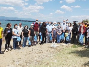 Dünya Çevre Günü’nde plajda çöp topladılar