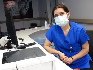 Sağlıkçı kadın Covid-19 hikayesini ağlayarak anlattı