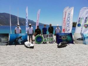 Çevre gününde deniz temizliği