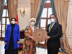 Emine Erdoğan, Beyoğlu’nda atıktan dönüştürülen ürünlerin yer aldığı sergiyi açtı