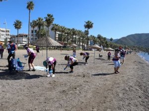 Marmaris’te 1 ton çöp toplandı