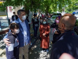 Bakan Selçuk, LGS çıkışında öğrenciler ve velilerle bir araya geldi