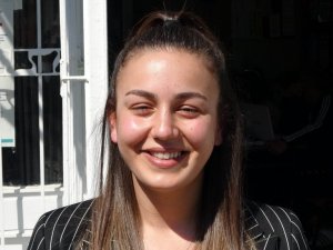 26 yaşındaki genç kız, vefat eden babasının muhtar olduğu mahalleye muhtar seçildi