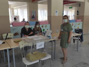 8 adaylı seçimde en yakın rakibine 755 oy fark attı