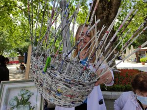 Hurda gazetelerden sepet örüp 100 liraya satıyorlar