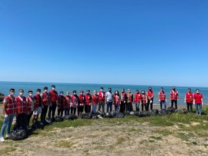 Gençler sahilden torbalarca çöp topladı