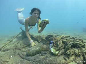 Antalya’da denizin altından çıkan çöpler, ’denizkızı’nı kızdırdı