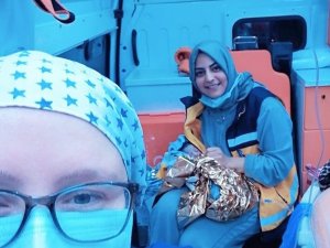 Sancıları başlayan kadın hastaneye kaldırılırken ambulansta doğum yaptı