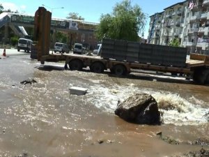 Su borusu patladı, yollar göle döndü
