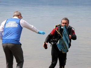 Sapanca Gölü’nde dalgıçlar eşliğinde temizlik