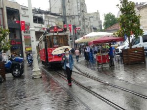 Taksim’de yağmur zor anlar yaşattı