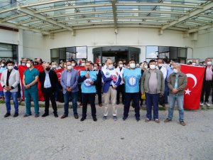 Hasta yakını muayene sırasında doktora saldırdı