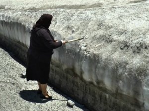Erzurum’da Haziran ayında adam boyu kar