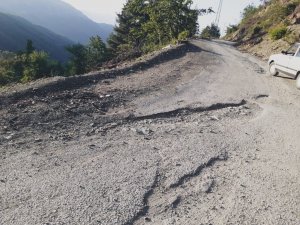 Kozan’da köylülerin yol çilesi