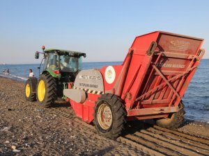 Mezitli Belediyesi ekipleri, sahilde taş temizlemeye devam ediyor