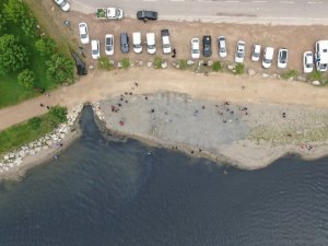Deniz salyasının sardığı İzmit Körfezi’nde denizi temizlediler, sahilde çöp topladılar