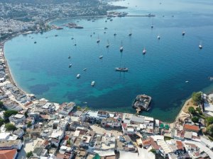 Bodrum’un masmavi suları göz kamaştırıyor