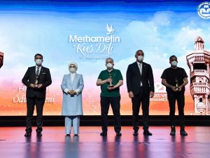 Emine Erdoğan’dan Dündar’a ‘vakıf insan’ ödülü