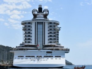 Dev gemi Marmaris’e personel almak için yanaştı