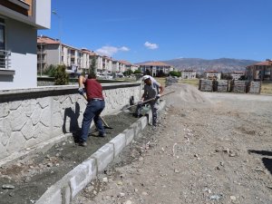 Erzincan’da imarlaşmanın başladığı kısımlarda kaldırım çalışmaları sürüyor