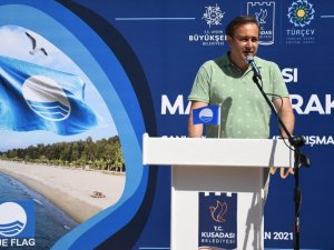 Kuşadası’nda mavi bayraklar göndere çekildi