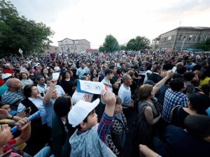 Ermenistan Başbakanı Paşinyan, Azerbaycan’dan oğluna karşı tüm Ermeni esirleri geri istedi