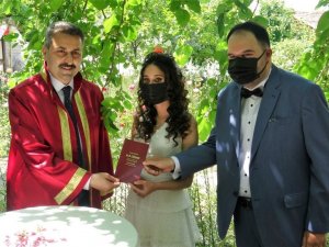 Genç çift zambak bahçesinde ‘evet’ dedi