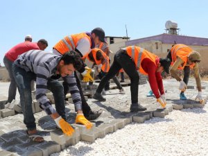 Akçakale kırsalındaki kilitli parke çalışmaları devam ediyor