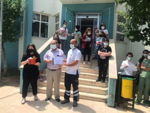 Saksılarda özenle büyüttükleri çiçekleri sağlık çalışanlarına verdiler