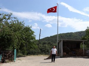 Kuşçular Mahallesi’nde Türk Bayrağı göndere çekildi
