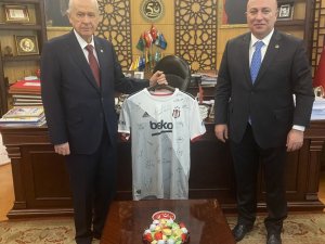 MHP lideri Bahçeli, Beşiktaş tarafından gönderilen imzalı forma için teşekkür etti