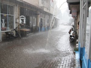 Sağanak yağış Kula’da sokakları göle çevirdi