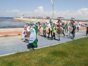 Göl kıyısında yürüyüş yapan öğrenciler ‘Beyşehir Gölü kurumasın, hayat durmasın’ dedi