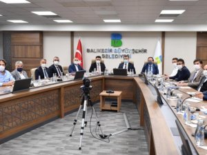 Büyükşehir Belediyeden Karesi ve Altıeylül’e sıcak asfalt