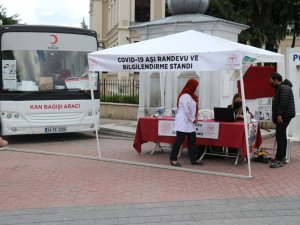 Aşıya karşı vatandaşları bilinçlendirmek için stant açtılar