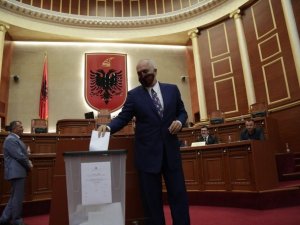 Arnavutluk Meclisinden, Cumhurbaşkanı Meta’nın görevden alınmasına onay