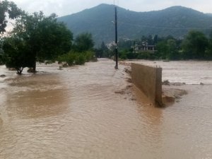 Kozan’da aşırı yağış sele neden oldu