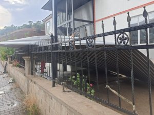 Bingöl’de fırtına atölyenin çatısını uçurdu