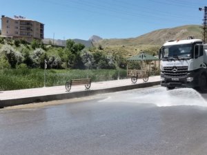Hakkari caddeleri tazyikli suyla yıkandı