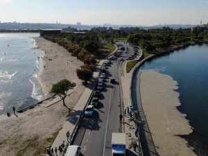 Küçükçekmece’de bir yandan müsilaj temizliği bir yandan deniz keyfi