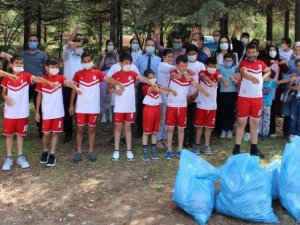 Büyükler kirletti, çocuklar temizledi