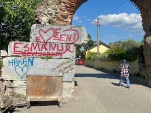 Binlerce yıllık surlar ilân-ı aşk tahtasına döndü
