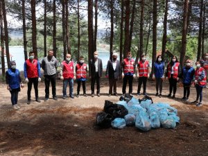 Gönüllü gençler baraj etrafında çöp topladı