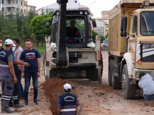 Vefa Küçük Caddesinde içme suyu hattı yenileniyor