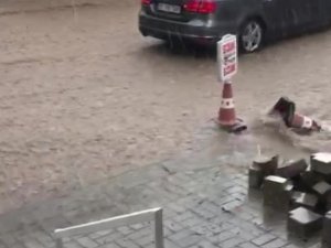 Günlerdir beklenen yağış, bıçağın merkezinde sele dönüştü
