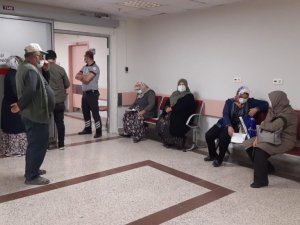 Afyonkarahisar’da aşı merkezlerinde uzun kuyruklar oluştu