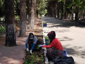 Burdur’da mezarlıklar çiçek açacak