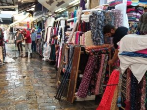 Yaz yağmuru Tarihi Kemeraltı Çarşısı’nı göle çevirdi