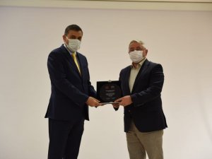 Pandemi sürecinde katkı sağlayanlara teşekkür plaketi